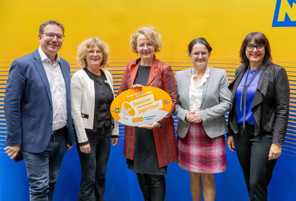 Landesrätin Christiane Teschl-Hofmeister überreicht die Gemeindeauszeichnung an die Vertretung der Gemeinde Amstetten
