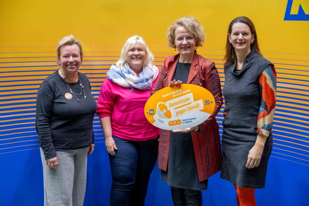 Landesrätin Christiane Teschl-Hofmeister überreicht die Gemeindeauszeichnung an die Vertretung der Gemeinde St. Valentin