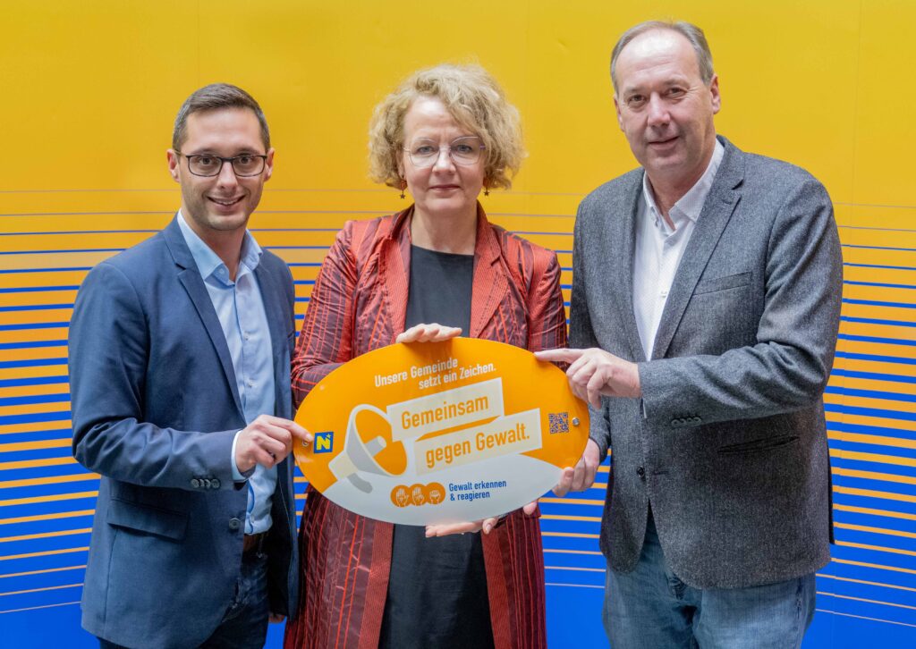 Landesrätin Christiane Teschl-Hofmeister überreicht die Gemeindeauszeichnung an die Vertretung der Gemeinde Berndorf