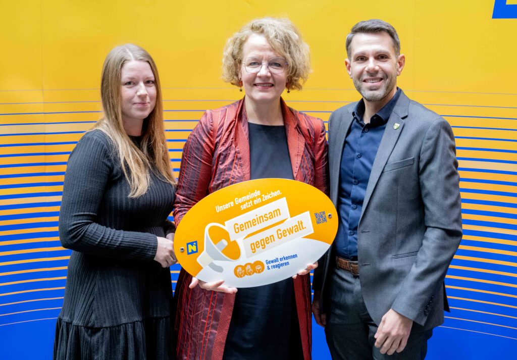 Landesrätin Christiane Teschl-Hofmeister überreicht die Gemeindeauszeichnung an die Vertretung der Gemeinde Blumau Neurisshof