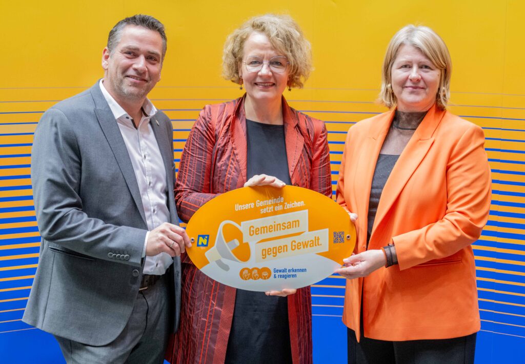 Landesrätin Christiane Teschl-Hofmeister überreicht die Gemeindeauszeichnung an die Vertretung der Gemeinde Enzesfeld-Lindabrunn