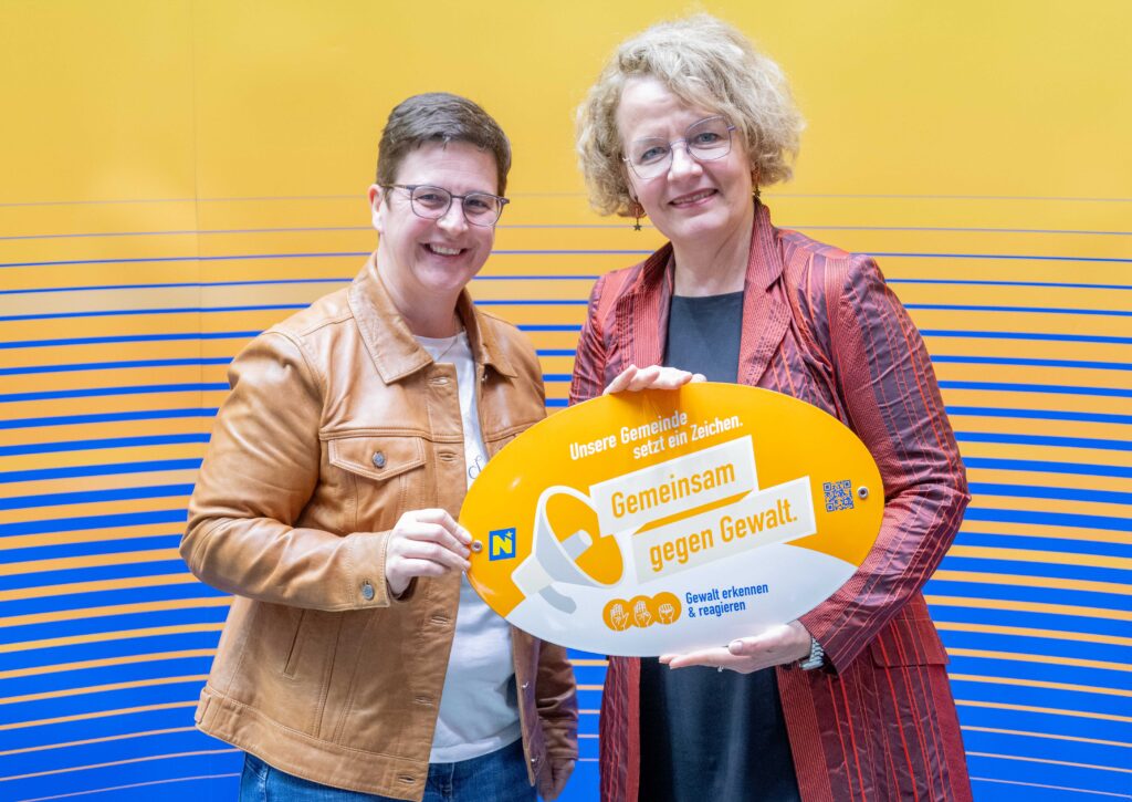 Landesrätin Christiane Teschl-Hofmeister überreicht die Gemeindeauszeichnung an die Vertretung der Gemeinde Hernstein