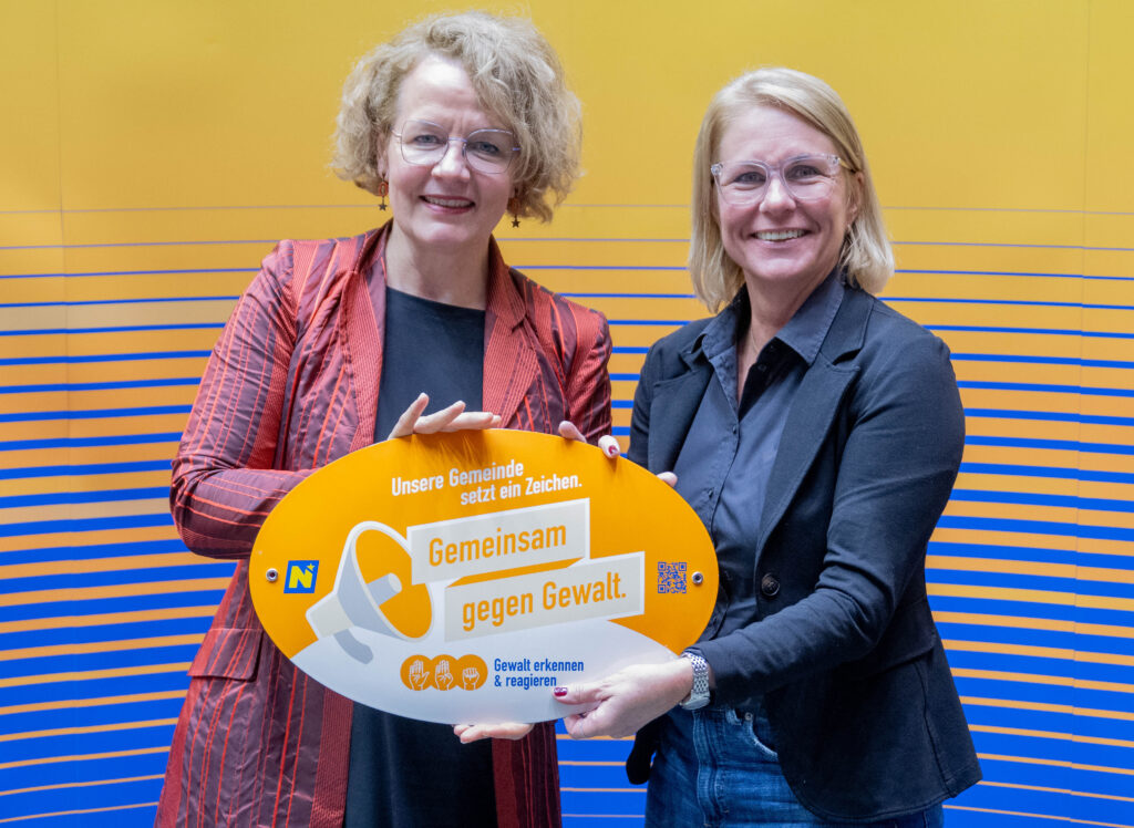 Landesrätin Christiane Teschl-Hofmeister überreicht die Gemeindeauszeichnung an die Vertretung der Gemeinde Oberwaltersdorf