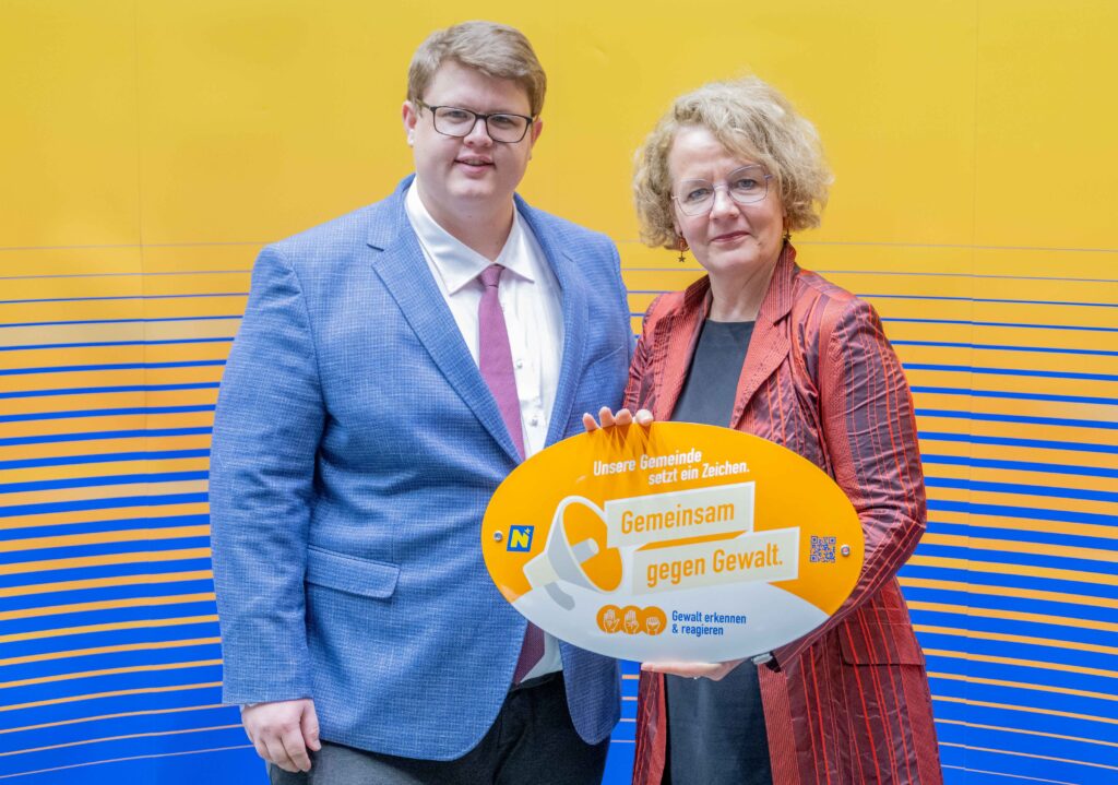 Landesrätin Christiane Teschl-Hofmeister überreicht die Gemeindeauszeichnung an die Vertretung der Gemeinde Teesdorf