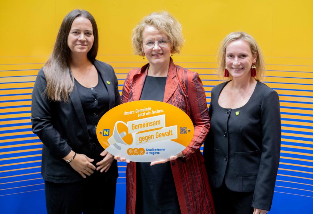 Landesrätin Christiane Teschl-Hofmeister überreicht die Gemeindeauszeichnung an die Vertretung der Gemeinde Au am Leithaberge
