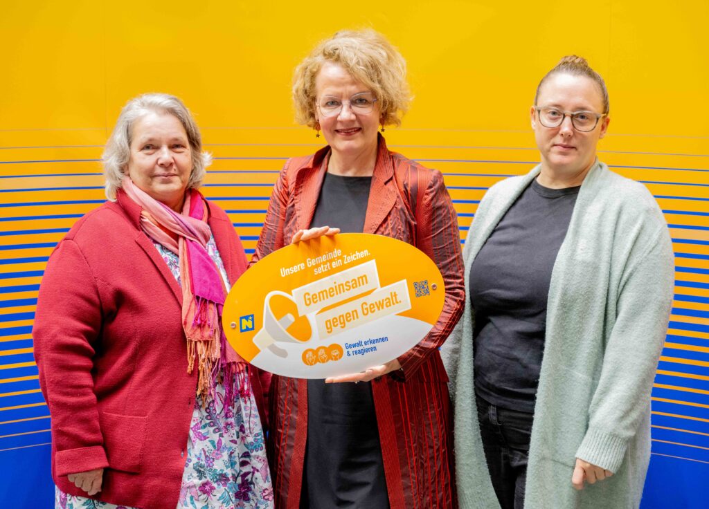 Landesrätin Christiane Teschl-Hofmeister überreicht die Gemeindeauszeichnung an die Vertretung der Gemeinde Orth an der Donau