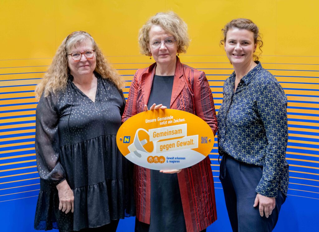 Landesrätin Christiane Teschl-Hofmeister überreicht die Gemeindeauszeichnung an die Vertretung der Gemeinde Strasshof