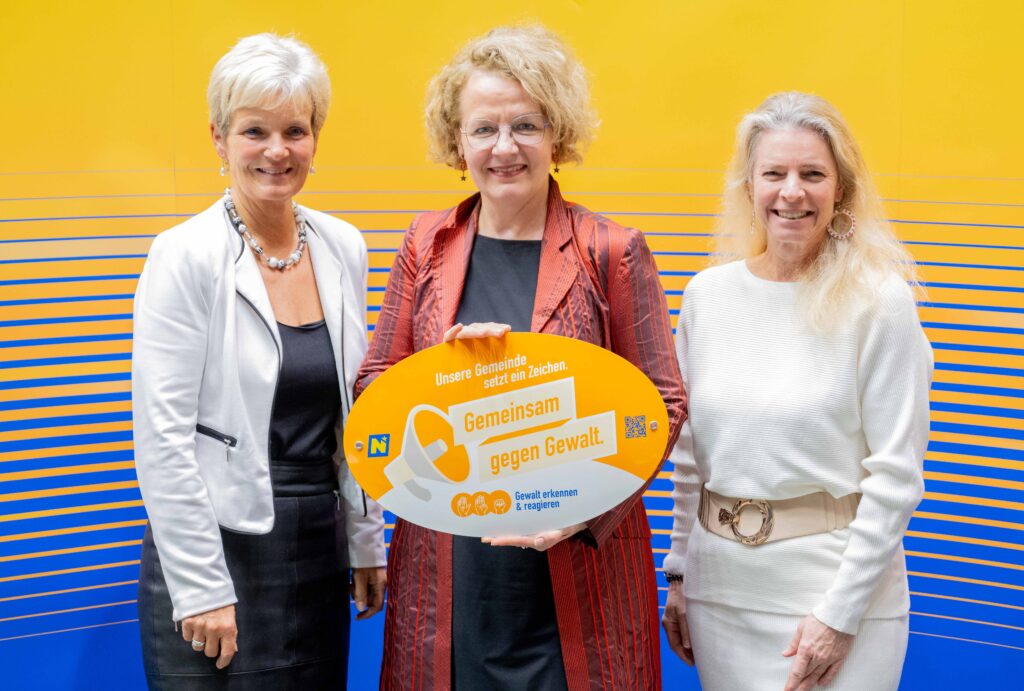 Landesrätin Christiane Teschl-Hofmeister überreicht die Gemeindeauszeichnung an die Vertretung der Gemeinde Hollabrunn