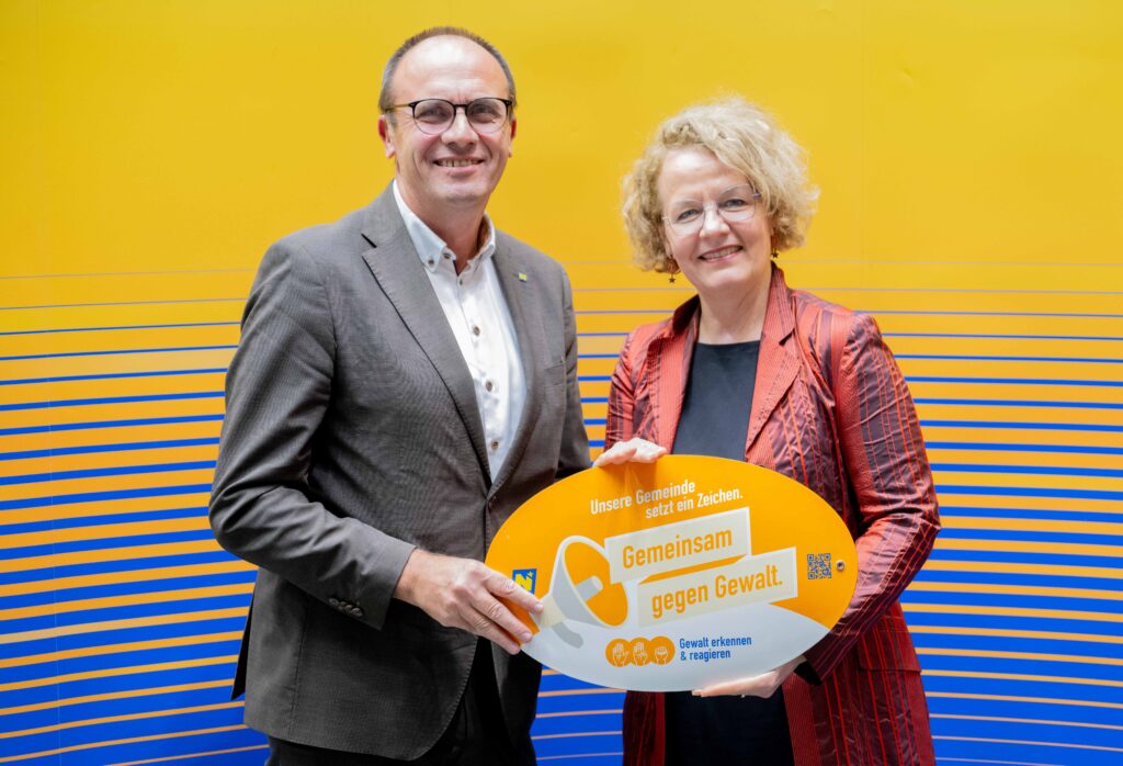 Landesrätin Christiane Teschl-Hofmeister überreicht die Gemeindeauszeichnung an die Vertretung der Gemeinde Langau