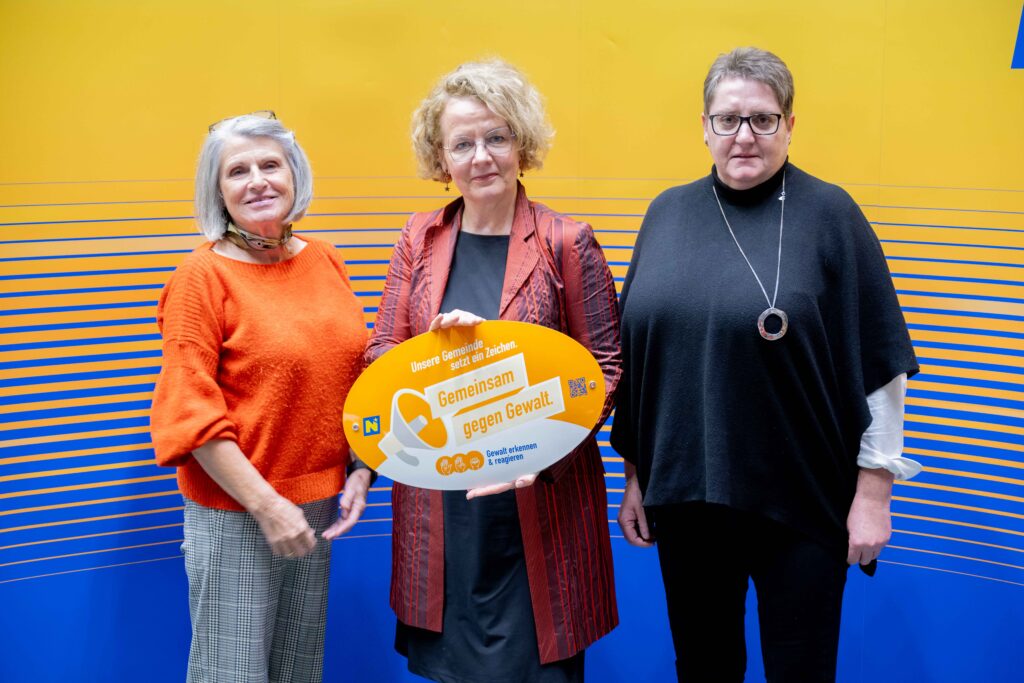 Landesrätin Christiane Teschl-Hofmeister überreicht die Gemeindeauszeichnung an die Vertretung der Gemeinde Rosenburg-Mold