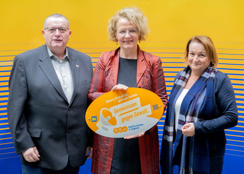 Landesrätin Christiane Teschl-Hofmeister überreicht die Gemeindeauszeichnung an die Vertretung der Gemeinde Hadersdorf