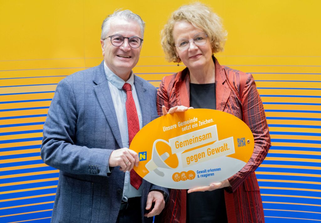 Landesrätin Christiane Teschl-Hofmeister überreicht die Gemeindeauszeichnung an die Vertretung der Gemeinde Lengenfeld