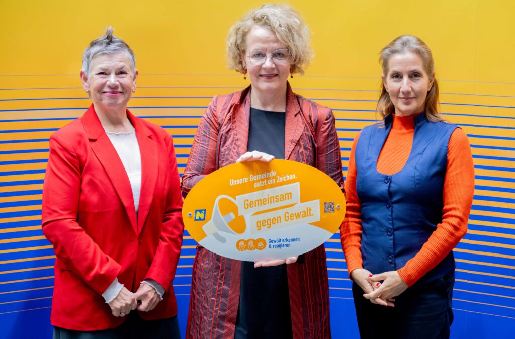 Landesrätin Christiane Teschl-Hofmeister überreicht die Gemeindeauszeichnung an die Vertretung der Gemeinde Rastenfeld