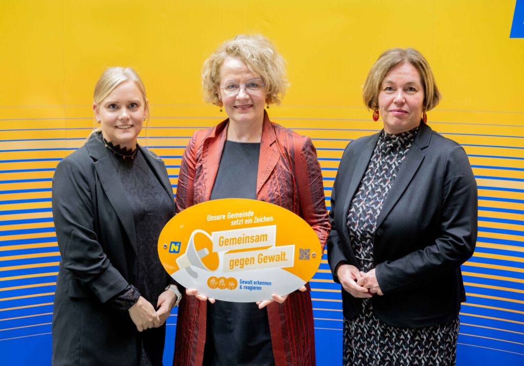 Landesrätin Christiane Teschl-Hofmeister überreicht die Gemeindeauszeichnung an die Vertretung der Gemeinde Bischofstetten