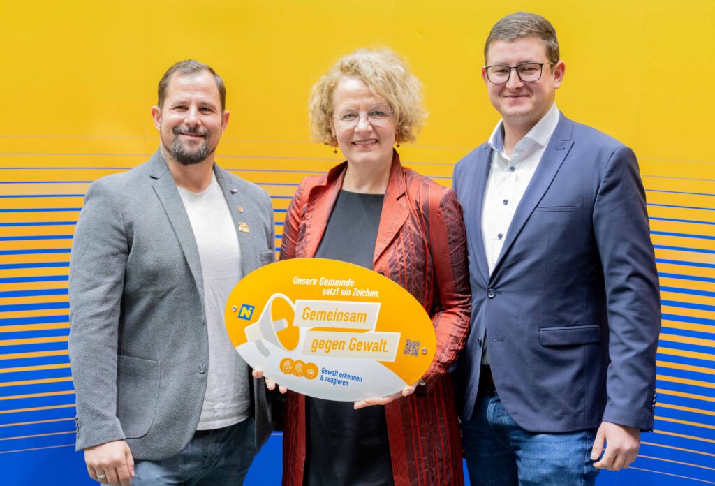 Landesrätin Christiane Teschl-Hofmeister überreicht die Gemeindeauszeichnung an die Vertretung der Gemeinde Golling an der Erlauf