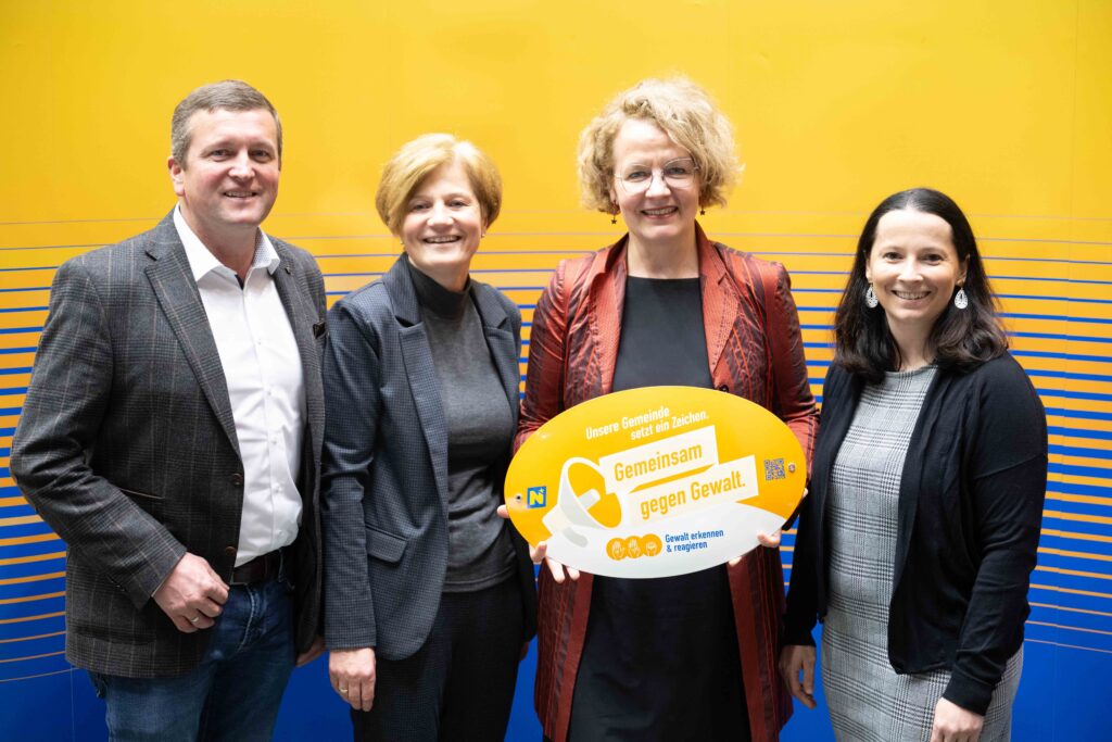 Landesrätin Christiane Teschl-Hofmeister überreicht die Gemeindeauszeichnung an die Vertretung der Gemeinde Hürm