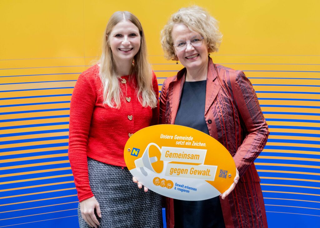 Landesrätin Christiane Teschl-Hofmeister überreicht die Gemeindeauszeichnung an die Vertretung der