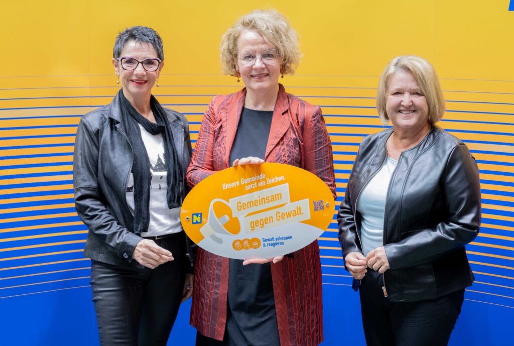 Landesrätin Christiane Teschl-Hofmeister überreicht die Gemeindeauszeichnung an die Vertretung der Gemeinde Guntramsdorf