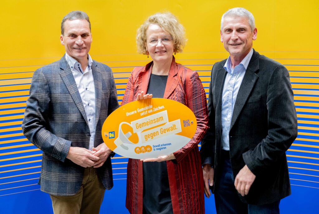 Landesrätin Christiane Teschl-Hofmeister überreicht die Gemeindeauszeichnung an die Vertretung der Gemeinde Fallbach