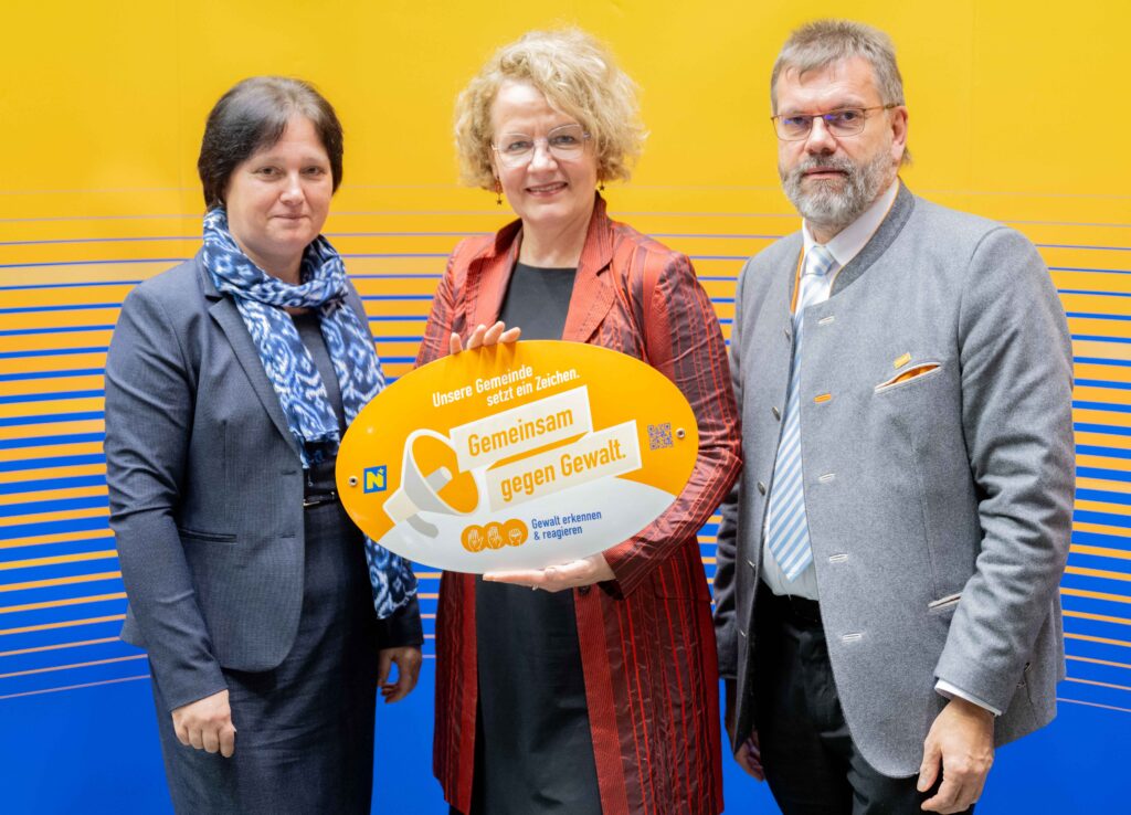 Landesrätin Christiane Teschl-Hofmeister überreicht die Gemeindeauszeichnung an die Vertretung der Gemeinde Grosskrut