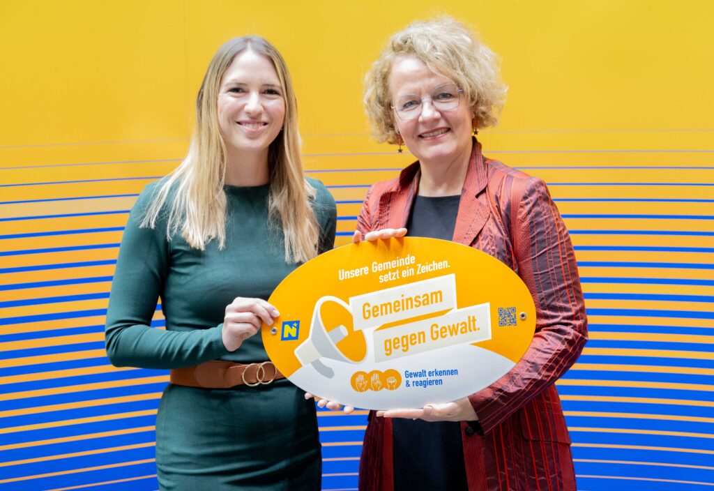 Landesrätin Christiane Teschl-Hofmeister überreicht die Gemeindeauszeichnung an die Vertretung der Gemeinde Mistelbach