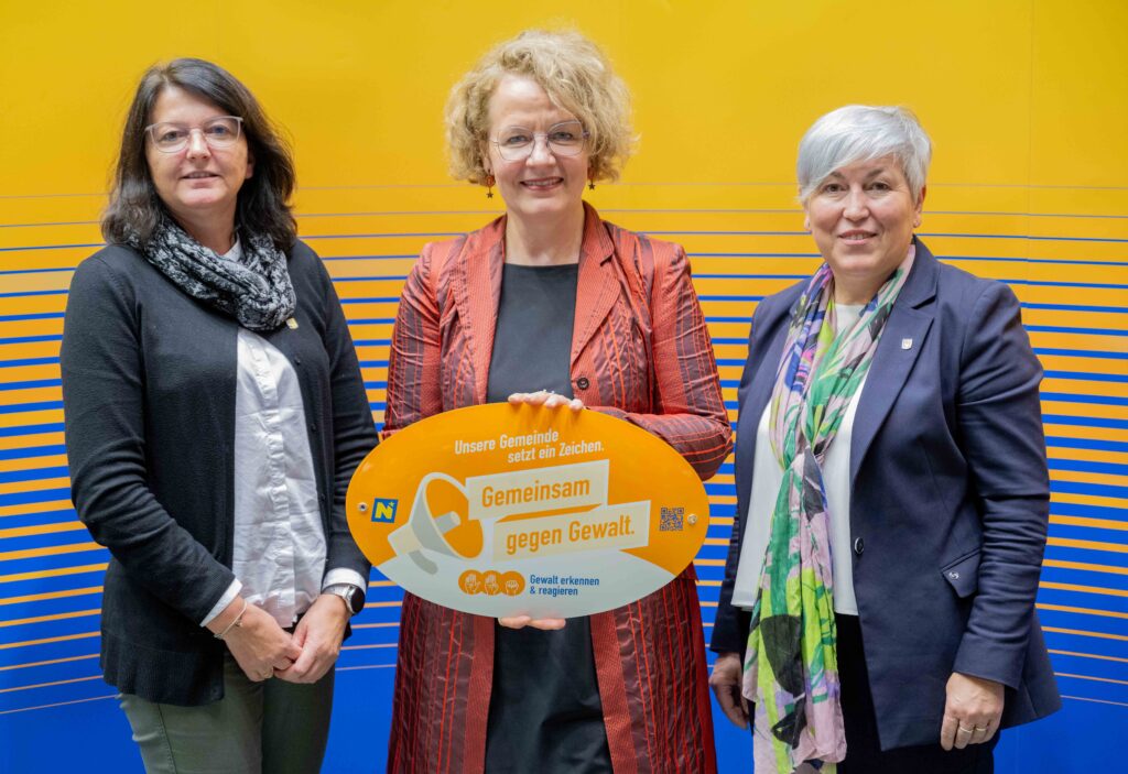 Landesrätin Christiane Teschl-Hofmeister überreicht die Gemeindeauszeichnung an die Vertretung der Gemeinde Ternitz