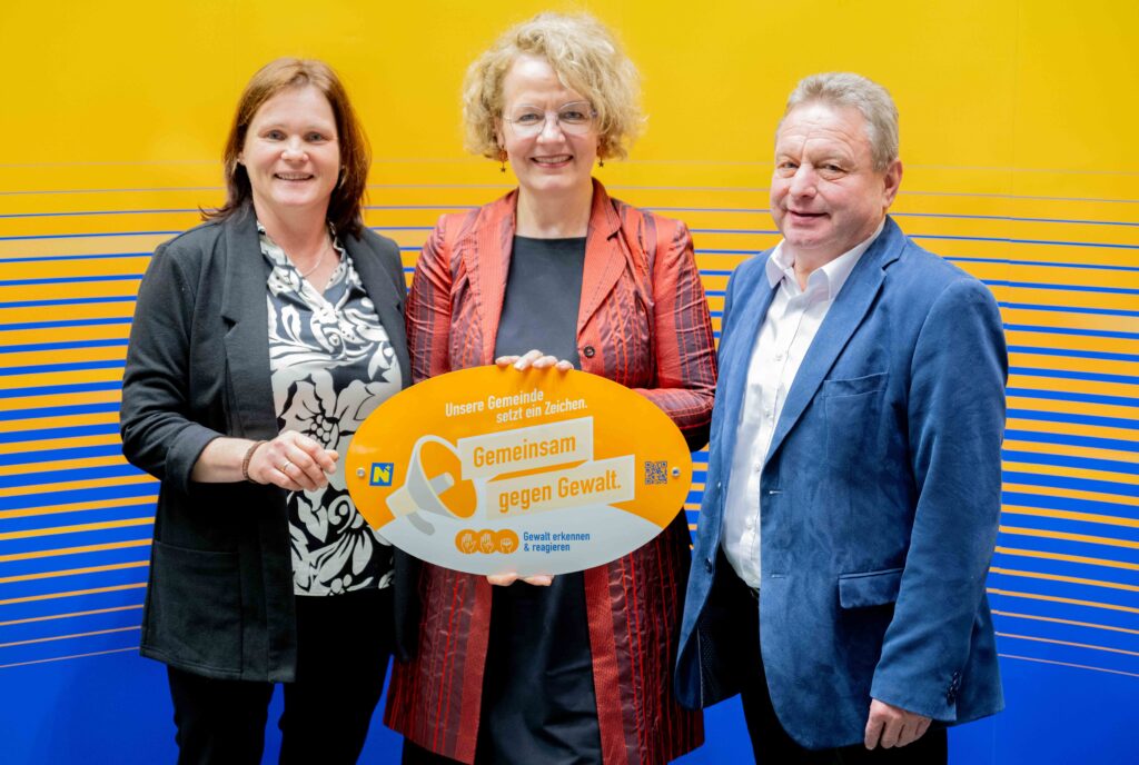 Landesrätin Christiane Teschl-Hofmeister überreicht die Gemeindeauszeichnung an die Vertretung der Gemeinde Zöbern