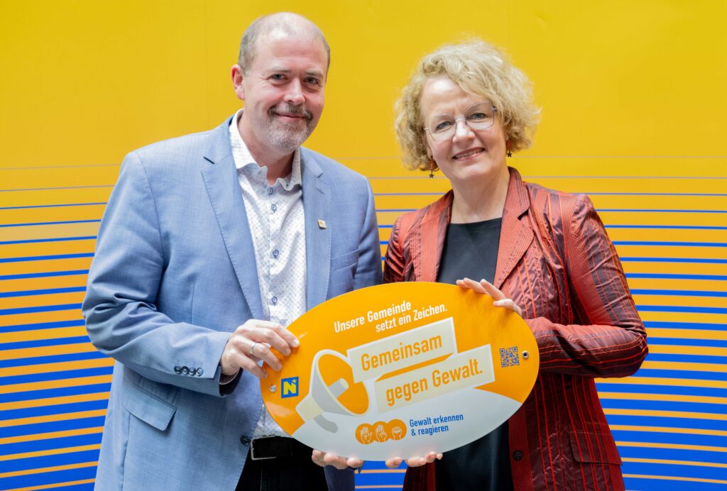 Landesrätin Christiane Teschl-Hofmeister überreicht die Gemeindeauszeichnung an die Vertretung der Gemeinde Hafnerbach