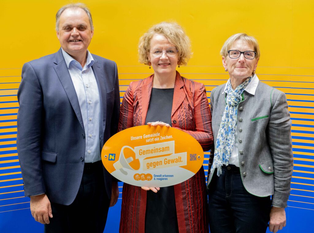 Landesrätin Christiane Teschl-Hofmeister überreicht die Gemeindeauszeichnung an die Vertretung der Gemeinde Kirchstetten