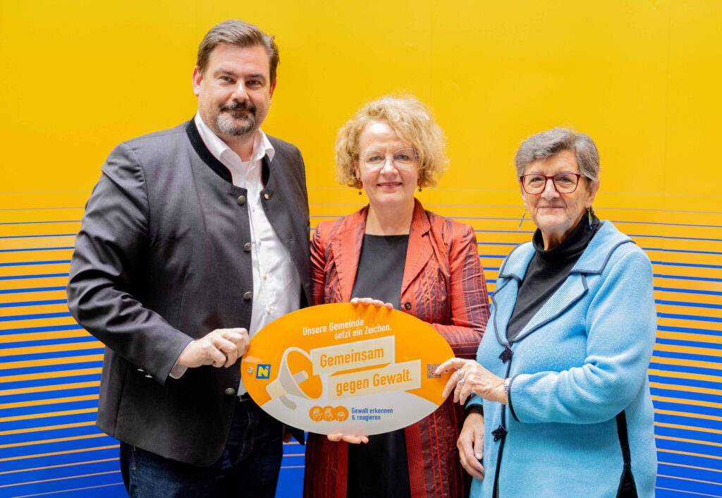 Landesrätin Christiane Teschl-Hofmeister überreicht die Gemeindeauszeichnung an die Vertretung der Gemeinde Purkersdorf