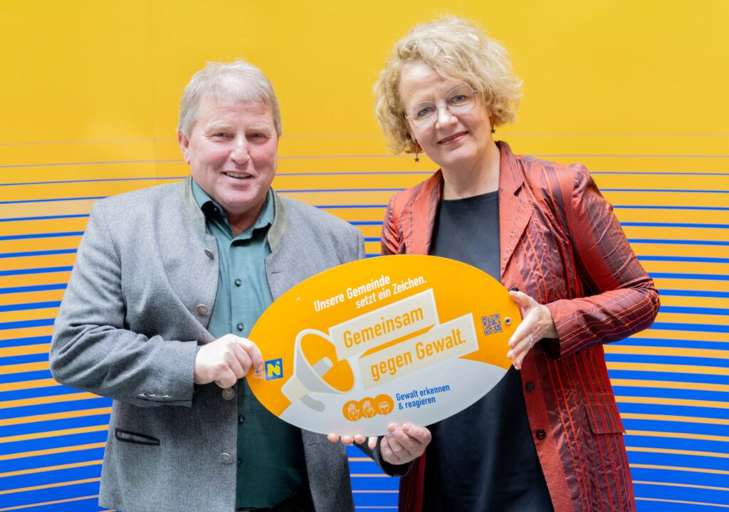 Landesrätin Christiane Teschl-Hofmeister überreicht die Gemeindeauszeichnung an die Vertretung der Gemeinde Rabenstein