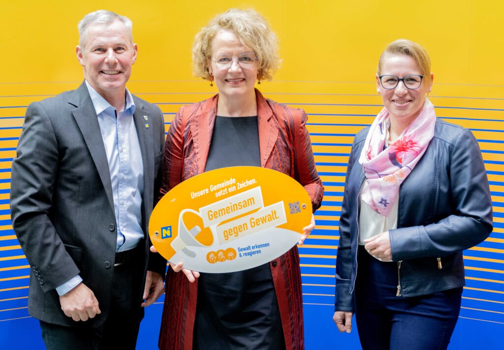 Landesrätin Christiane Teschl-Hofmeister überreicht die Gemeindeauszeichnung an die Vertretung der Gemeinde Statzendorf