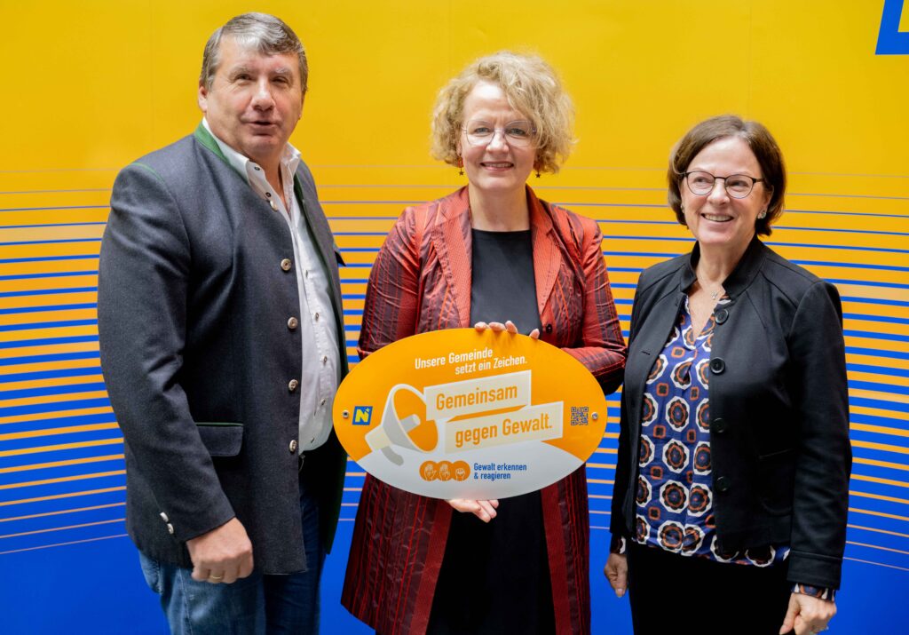 Landesrätin Christiane Teschl-Hofmeister überreicht die Gemeindeauszeichnung an die Vertretung der Gemeinde Königsbrunn