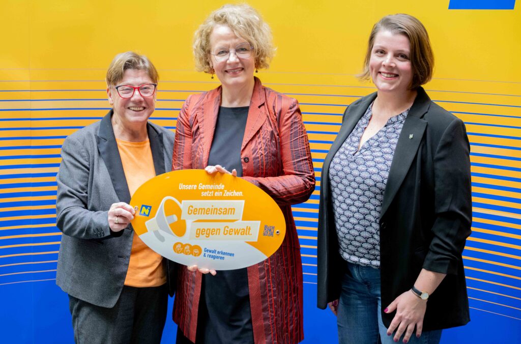 Landesrätin Christiane Teschl-Hofmeister überreicht die Gemeindeauszeichnung an die Vertretung der Gemeinde Sieghartskirchen