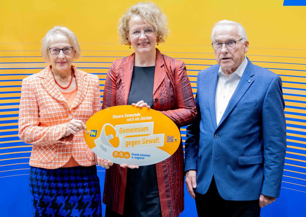 Landesrätin Christiane Teschl-Hofmeister überreicht die Gemeindeauszeichnung an die Vertretung der Gemeinde Sankt Andrä-Wördern