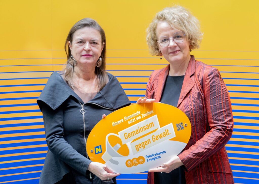 Landesrätin Christiane Teschl-Hofmeister überreicht die Gemeindeauszeichnung an die Vertretung der Gemeinde Bad Erlach