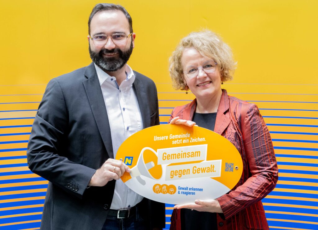 Landesrätin Christiane Teschl-Hofmeister überreicht die Gemeindeauszeichnung an die Vertretung der Gemeinde Felixdorf