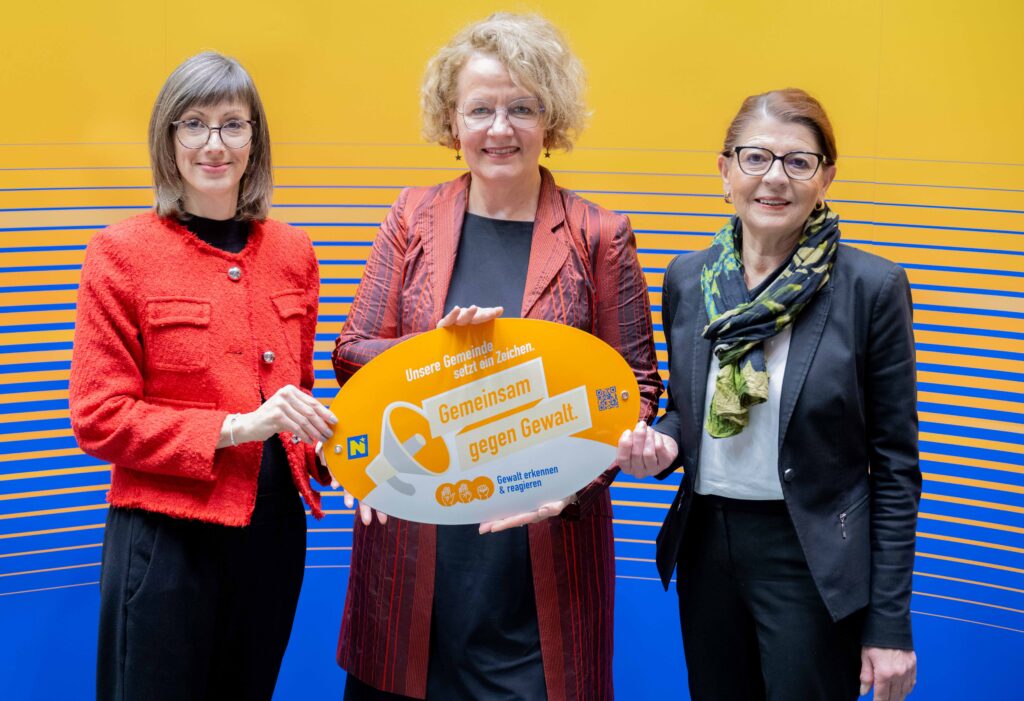Landesrätin Christiane Teschl-Hofmeister überreicht die Gemeindeauszeichnung an die Vertretung der Gemeinde Theresienfeld