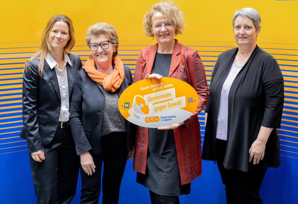 Landesrätin Christiane Teschl-Hofmeister überreicht die Gemeindeauszeichnung an die Vertretung der Gemeinde Wiener Neustadt