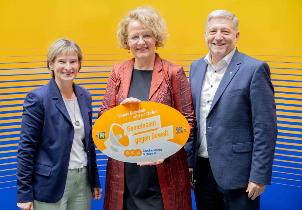 Landesrätin Christiane Teschl-Hofmeister überreicht die Gemeindeauszeichnung an die Vertretung der Gemeinde Schweiggers