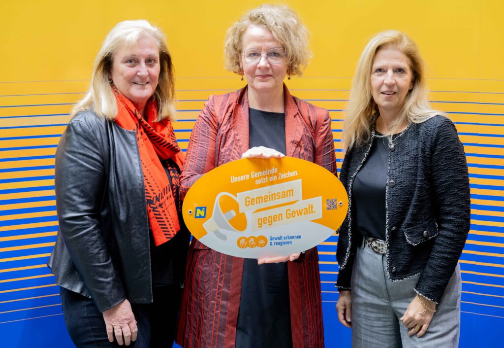 Landesrätin Christiane Teschl-Hofmeister überreicht die Gemeindeauszeichnung an die Vertretung des Bezirks Korneuburg