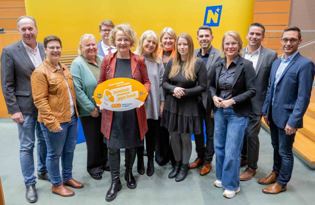 Landesrätin Christiane Teschl-Hofmeister überreicht die Gemeindeauszeichnung an die Vertretung des Bezirks Baden