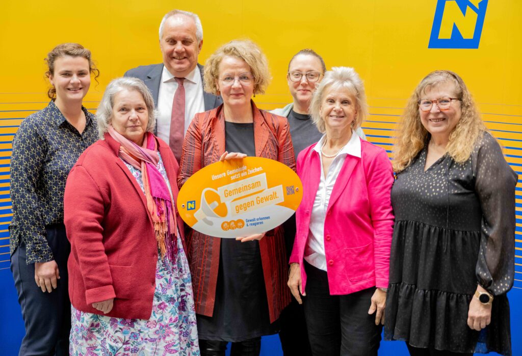 Landesrätin Christiane Teschl-Hofmeister überreicht die Gemeindeauszeichnung an die Vertretung des Bezirks Gänserndorf