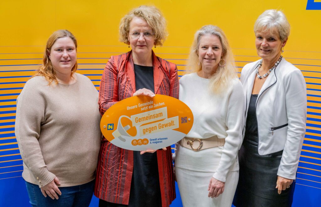 Landesrätin Christiane Teschl-Hofmeister überreicht die Gemeindeauszeichnung an die Vertretung des Bezirks Hollabrunn
