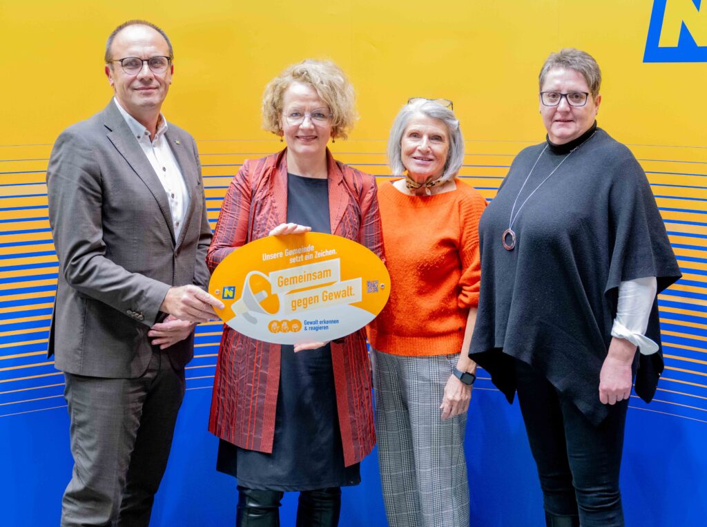Landesrätin Christiane Teschl-Hofmeister überreicht die Gemeindeauszeichnung an die Vertretung des Bezirks Horn