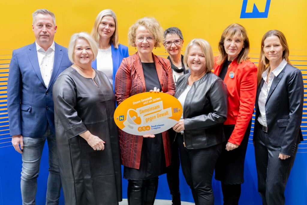 Landesrätin Christiane Teschl-Hofmeister überreicht die Gemeindeauszeichnung an die Vertretung des Bezirks Mödling