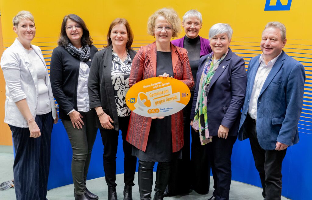Landesrätin Christiane Teschl-Hofmeister überreicht die Gemeindeauszeichnung an die Vertretung des Bezirks Neunkirchen