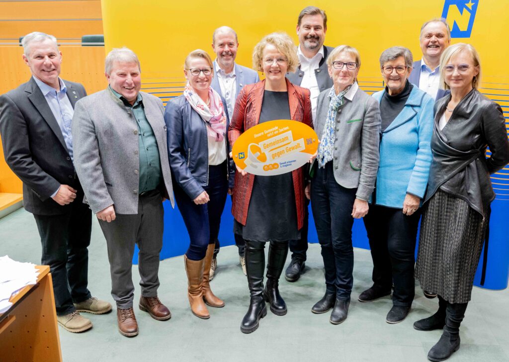 Landesrätin Christiane Teschl-Hofmeister überreicht die Gemeindeauszeichnung an die Vertretung des Bezirks St. Pölten