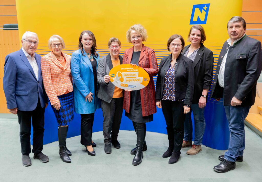 Landesrätin Christiane Teschl-Hofmeister überreicht die Gemeindeauszeichnung an die Vertretung des Bezirks Tulln